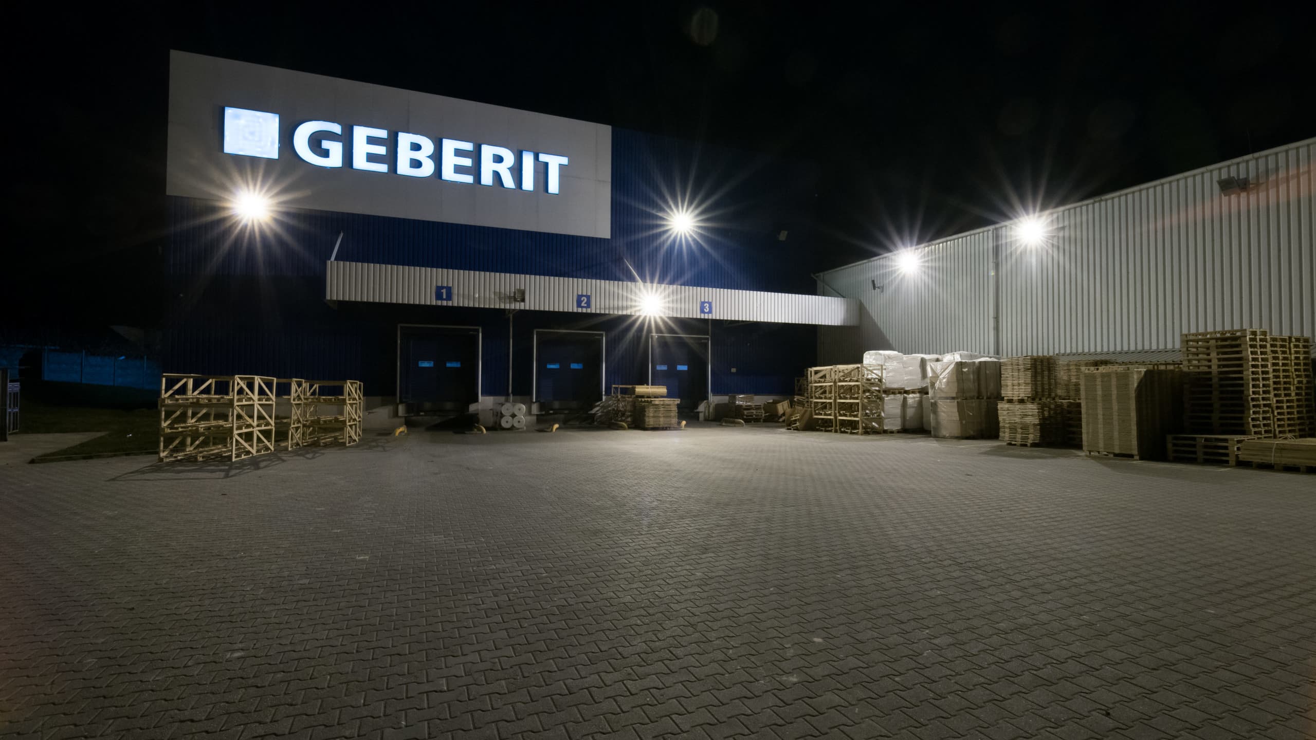 oprawy Industrial i Highbay w magazynach firmy Geberit - Luxon LED