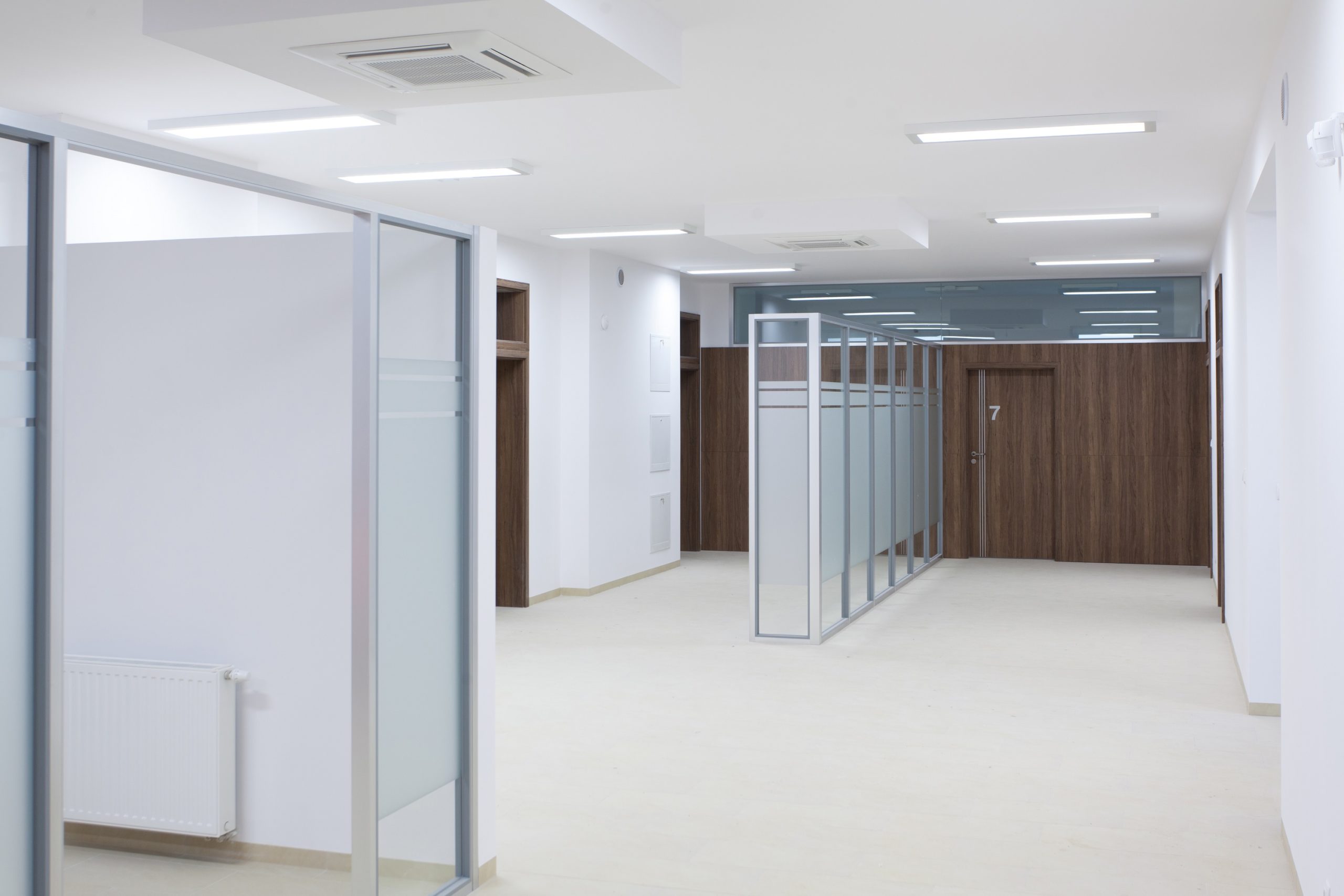 Oprawy biurowe Edge w budynku przychodni w Sztumie - Luxon LED