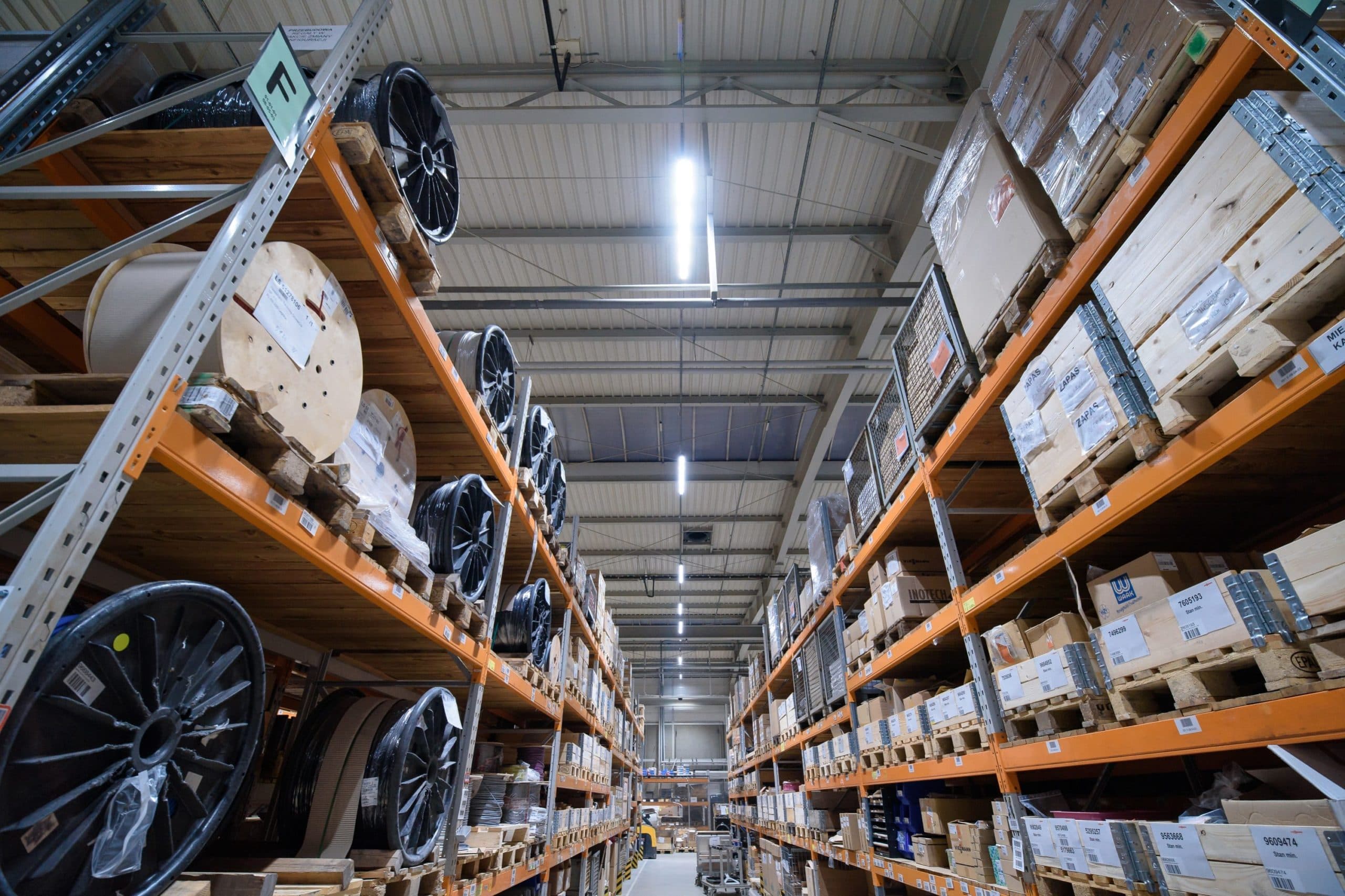 Oprawy przemysłowe Industrial w hali magazynowej zmodernizowanej firmy Broen - Luxon LED